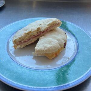 Sandwich de Pan Arabe de Jamon y Queso