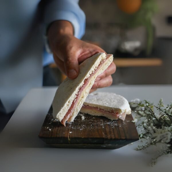 Sandwich de Pan Arabe de Jamon y Queso