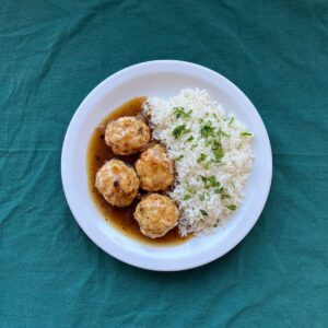 Albondigas de Pollo con salsa demi-glace y Arroz