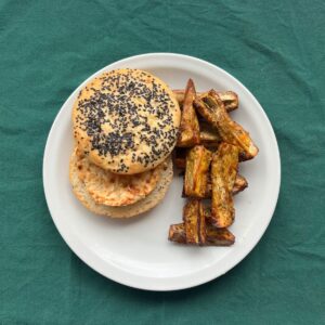 Hamburguesa de Pollo (al pan) con Batatas asadas